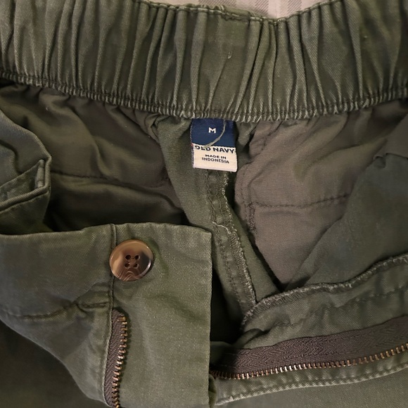 Old Navy Green Cargo Shorts Relaxed Fit - Picture 2 of 3
